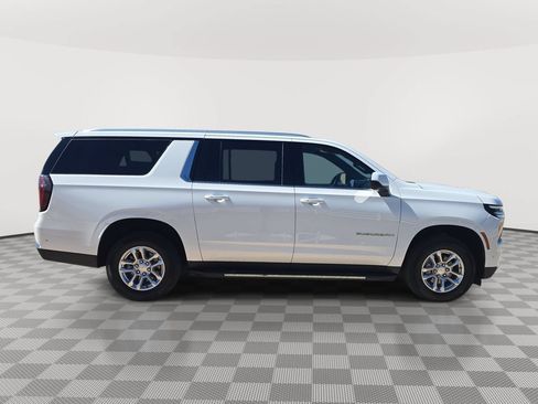 Used 2025 Chevrolet Suburban LT AWD/4WD image 8