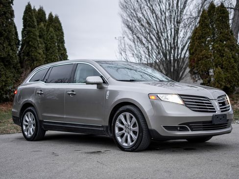 Used 2018 Lincoln MKT AWD image 3