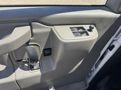 Used 2017 Chevrolet Express 2500 RWD image 19