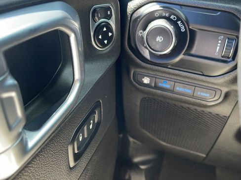 Used 2023 Jeep Wrangler Unlimited Sahara AWD/4WD image 13