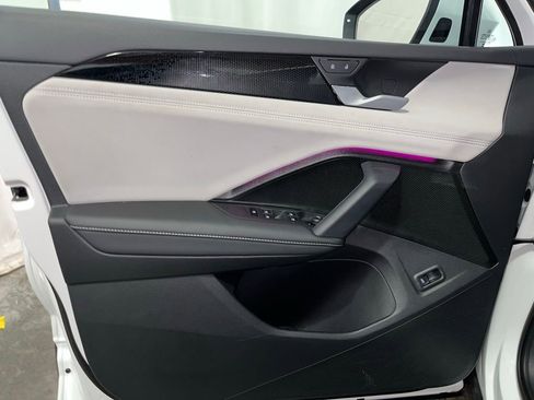 Certified 2025 Volkswagen Tiguan SE image 10