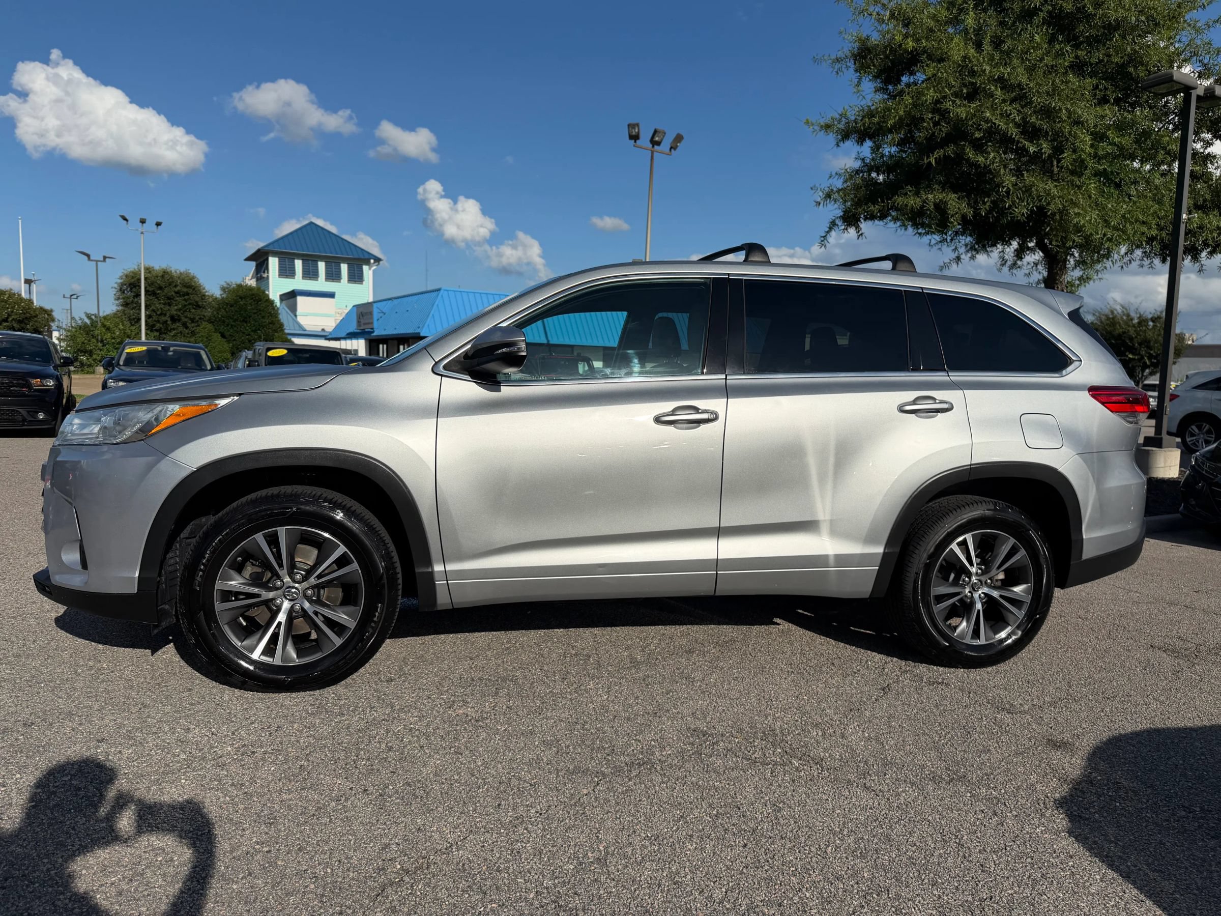 Used 2017 Toyota Highlander LE FWD image 11