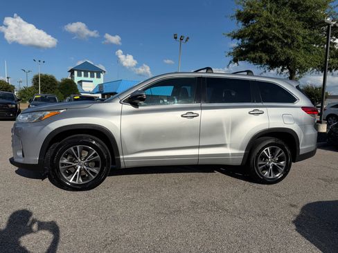 Used 2017 Toyota Highlander LE FWD image 11