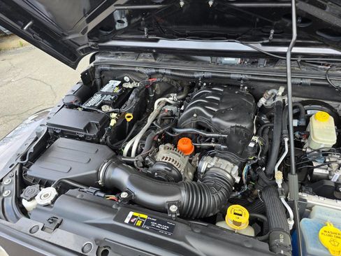 Used 2017 Jeep Wrangler Unlimited Sahara image 31