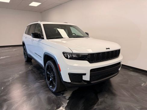Used 2025 Jeep Grand Cherokee L Altitude RWD image 24
