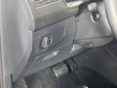 Used 2023 Volkswagen Tiguan SE image 10