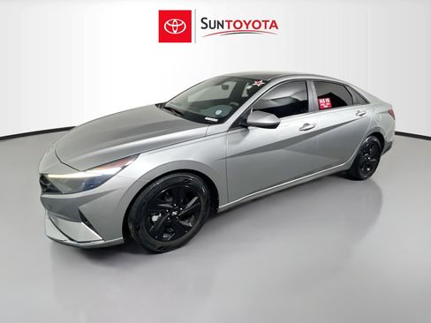 Used 2022 Hyundai Elantra SEL w/ Preferred Accessory Package FWD image 9