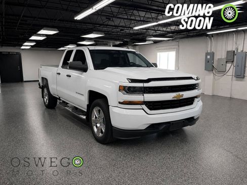 Used 2017 Chevrolet Silverado 1500 Custom w/ Custom Convenience Package AWD/4WD image 1