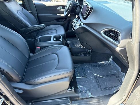 New 2025 Chrysler Voyager LX image 16