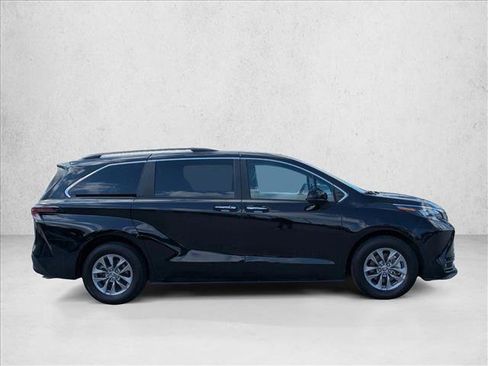 Used 2025 Toyota Sienna XLE FWD image 4