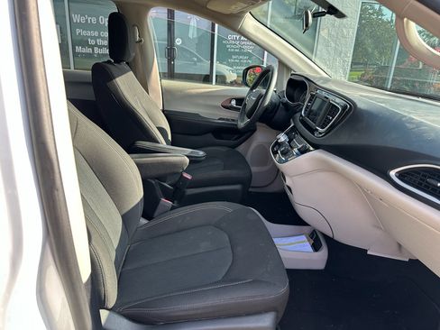 Used 2022 Chrysler Voyager LX FWD image 13