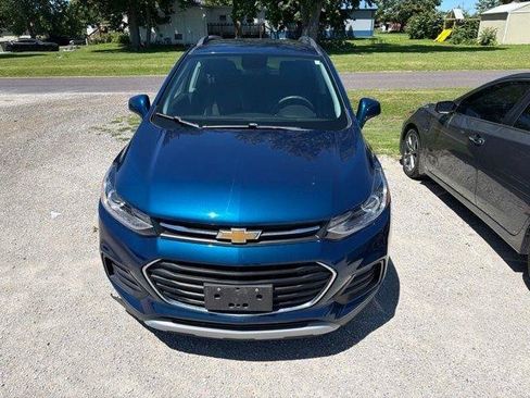 Used 2020 Chevrolet Trax LT w/ Driver Confidence Package FWD image 2