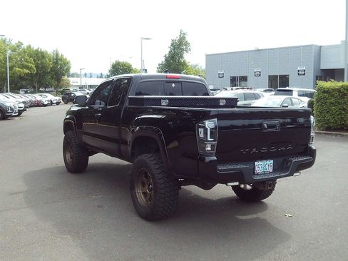 Used 2016 Toyota Tacoma TRD Sport w/ Towing Package AWD/4WD image 3
