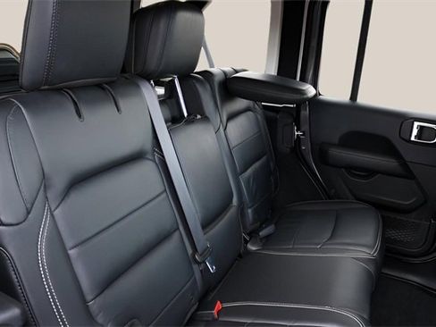 Used 2018 Jeep Wrangler Unlimited Sahara image 18