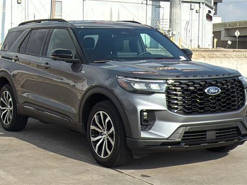 Used 2025 Ford Explorer ST-Line image 7