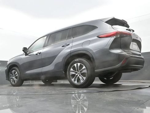 Used 2021 Toyota Highlander XLE FWD image 25