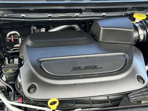 Used 2020 Chrysler Pacifica Touring-L image 27