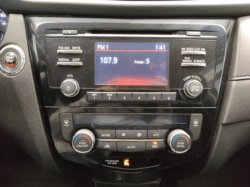 Used 2017 Nissan Rogue SV image 25