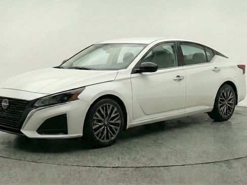 Used 2025 Nissan Altima 2.5 SV FWD image 3