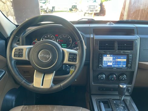 Used 2011 Jeep Liberty Limited w/ Exterior Appearance Group RWD image 16
