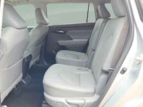 Used 2020 Toyota Highlander XLE AWD/4WD image 12
