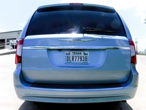 Used 2012 Chrysler Town & Country Touring-L w/ Premium Group FWD image 17