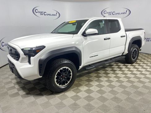 Certified 2025 Toyota Tacoma TRD Off-Road AWD/4WD image 3