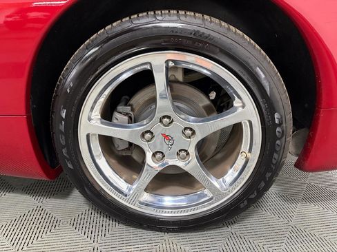 Used 2004 Chevrolet Corvette Coupe w/ Roof Package RWD image 21