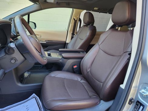 Used 2024 Toyota Sienna Platinum image 10