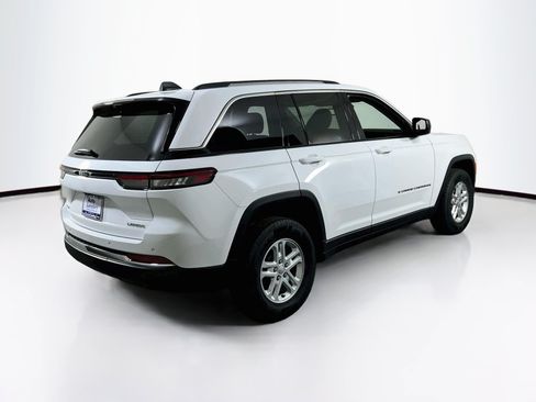 Used 2023 Jeep Grand Cherokee Laredo AWD/4WD image 5