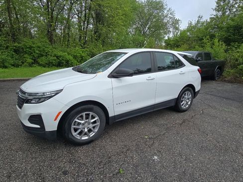 Used 2023 Chevrolet Equinox LS FWD image 2