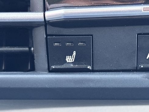 Used 2025 Toyota Sienna XLE image 29