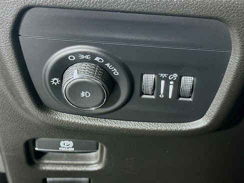 Used 2023 Jeep Grand Cherokee L Limited w/ Luxury Tech Group II AWD/4WD image 17