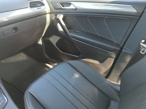 Used 2022 Volkswagen Tiguan SE R-Line image 29