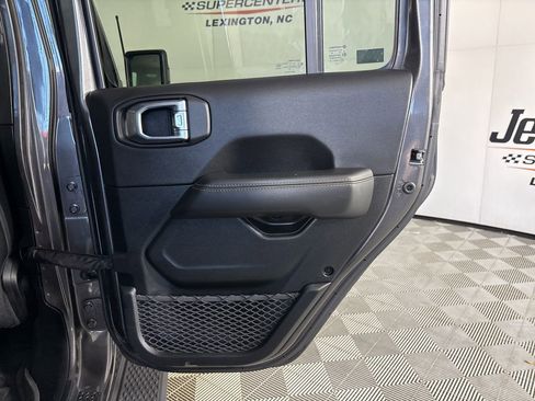 Used 2021 Jeep Gladiator Overland image 24
