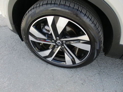 Certified 2025 Volvo XC40 B5 Ultra image 9