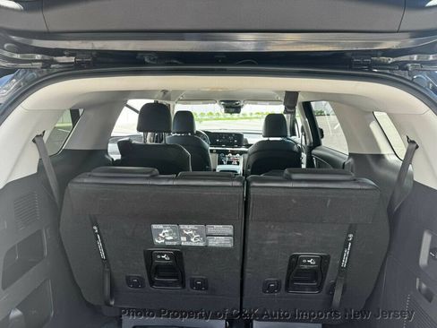 Used 2024 Kia Carnival LX FWD image 15