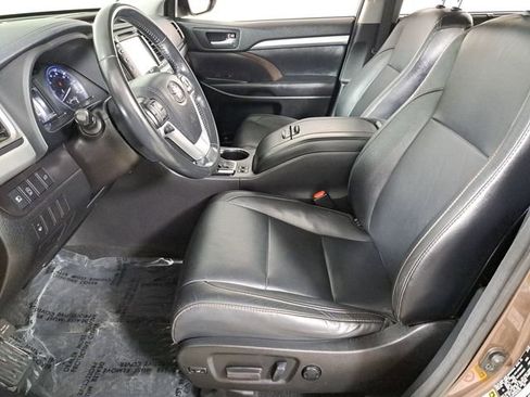 Used 2017 Toyota Highlander XLE w/ Carpet Mat Package image 20