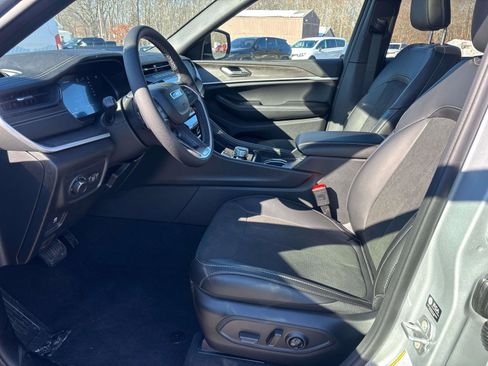 New 2026 Jeep Grand Cherokee Altitude image 9