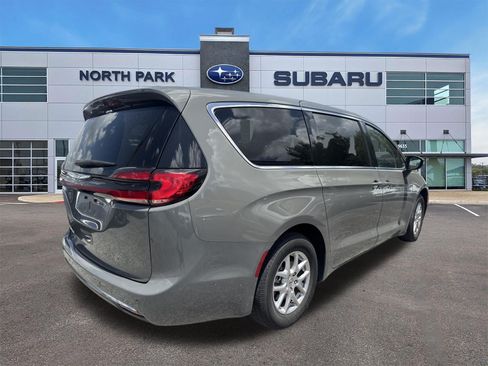 Used 2023 Chrysler Pacifica Touring-L FWD image 2