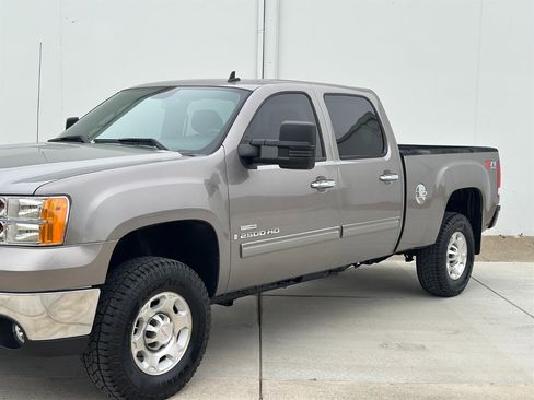 Used 2007 GMC Sierra 2500 SLE w/ Z71 Off-Road Package image 9