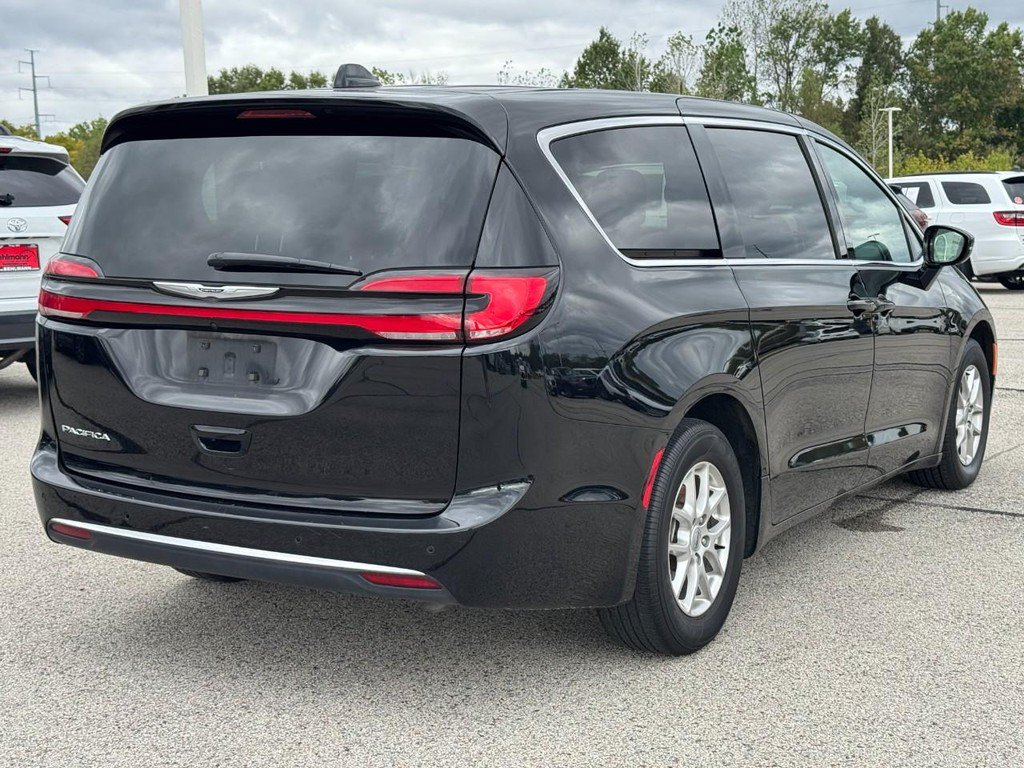 Used 2025 Chrysler Pacifica Select FWD image 4