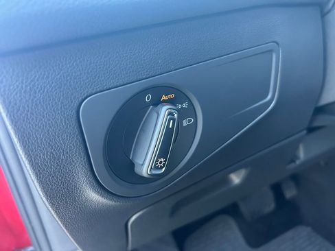 Used 2022 Volkswagen Tiguan SE image 48