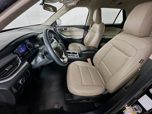 Used 2023 Ford Explorer XLT w/ Equipment Group 202A image 13