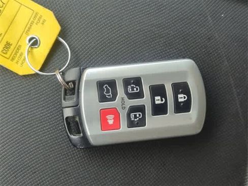 Used 2020 Toyota Sienna XLE image 36