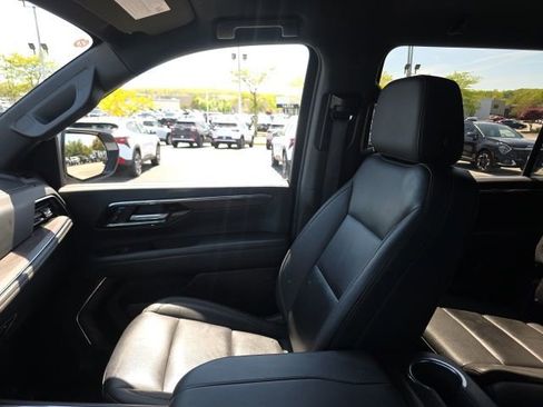Used 2025 Chevrolet Suburban Z71 AWD/4WD image 25