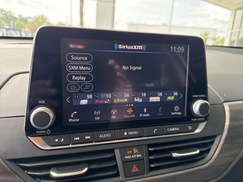 Used 2025 Nissan Altima 2.5 SV FWD image 22