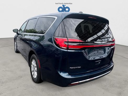 Used 2025 Chrysler Pacifica Select FWD image 5