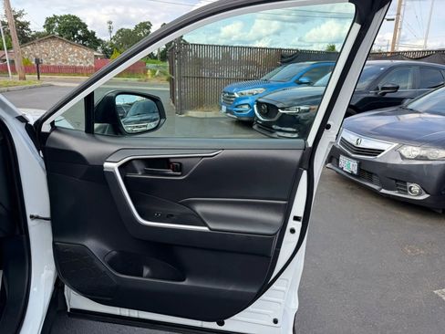 Used 2019 Toyota RAV4 LE FWD image 14