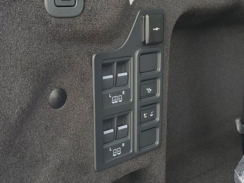 Used 2025 Land Rover Discovery Dynamic SE image 41